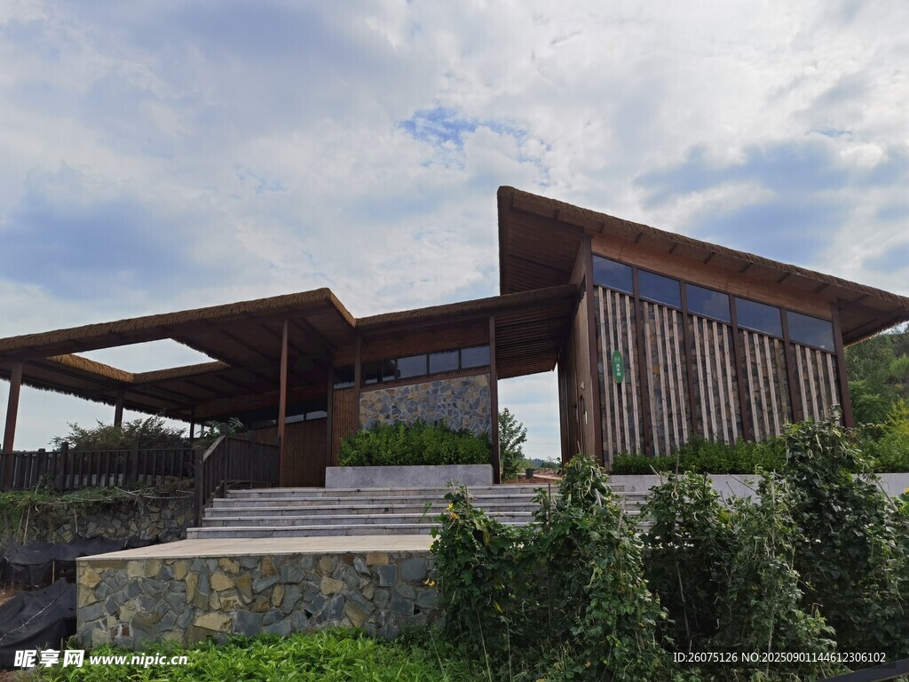 現代風格建筑公共廁所與綠植