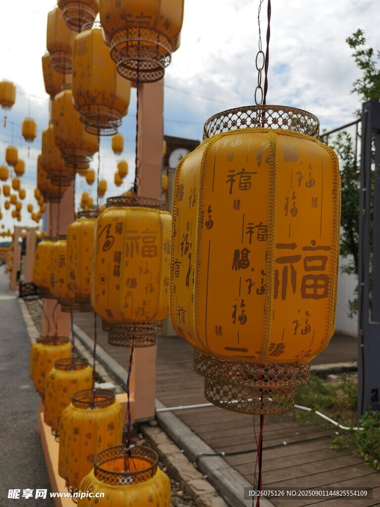 戶外懸掛的中式黃色燈籠