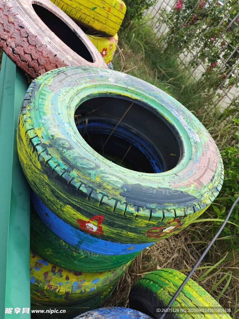 彩色涂鴉廢舊輪胎堆疊