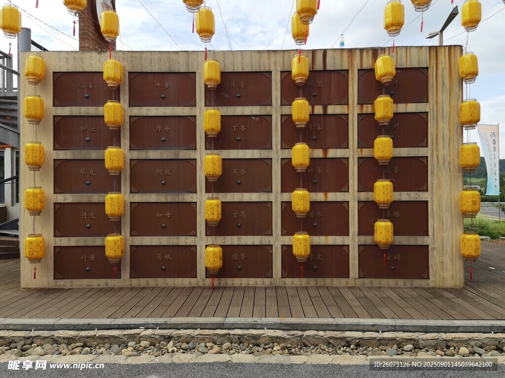 中式燈籠與木質(zhì)中藥柜造景墻