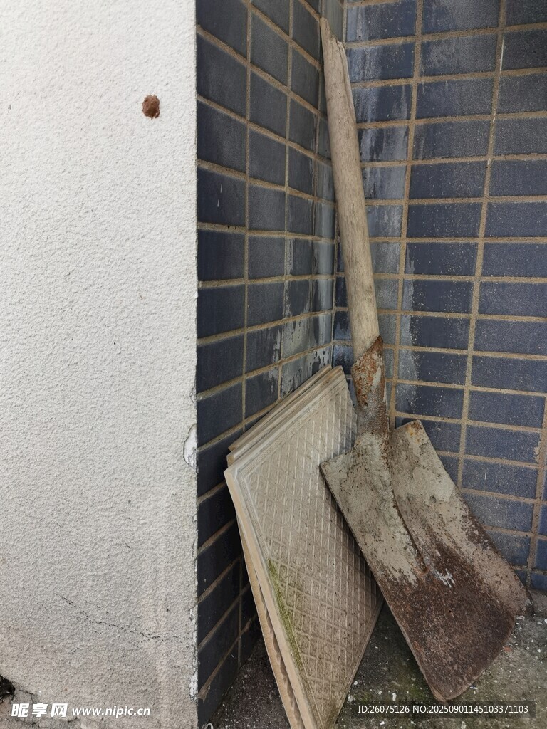 墻角的兩把舊鐵鍬