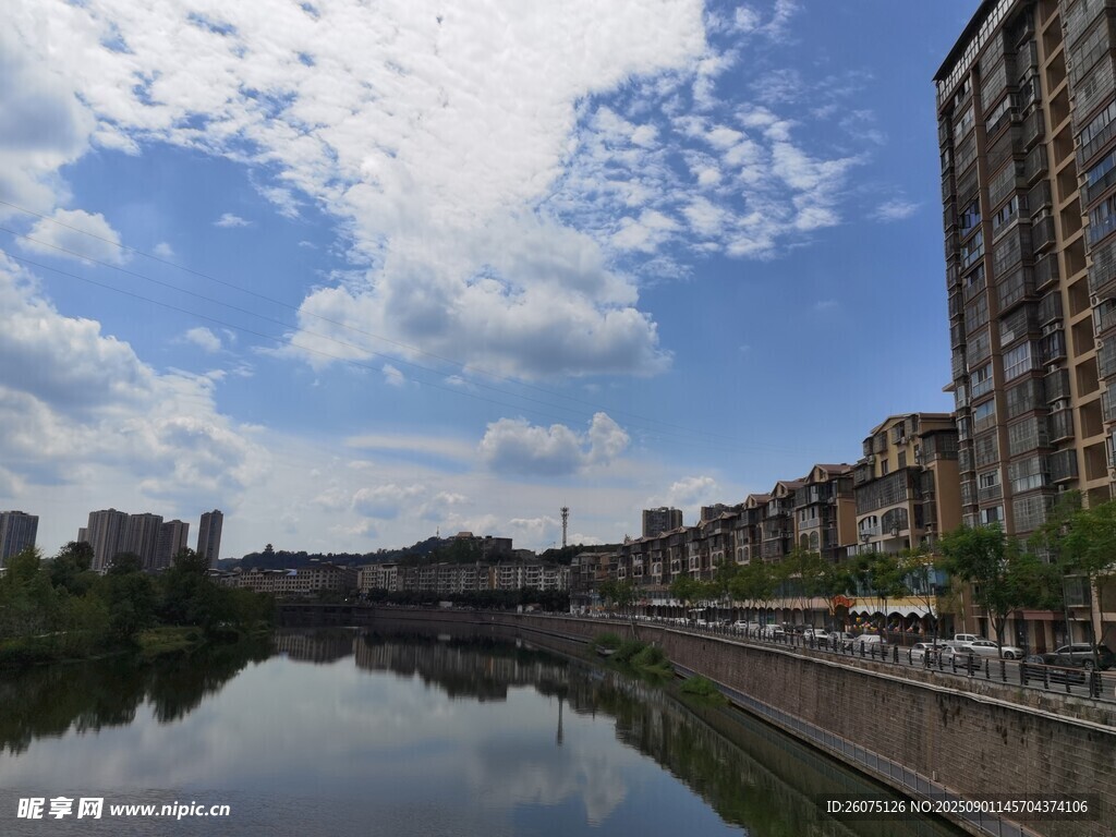 晴空下的河畔城市風(fēng)光