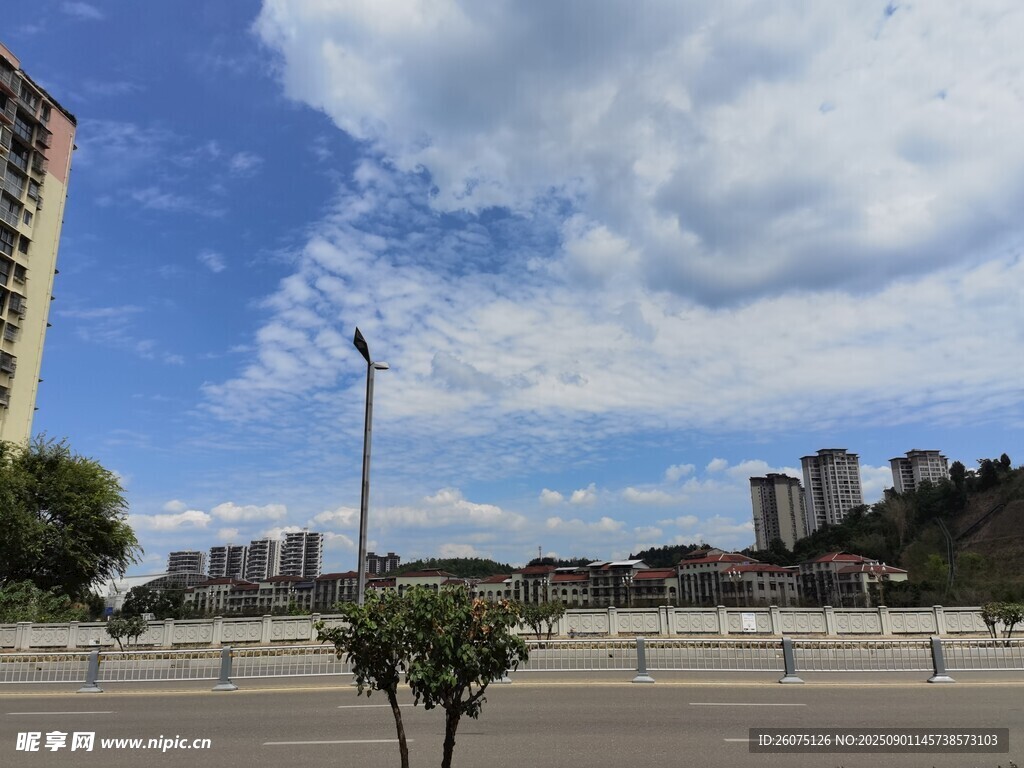 城市開(kāi)闊公路與藍(lán)天白云景