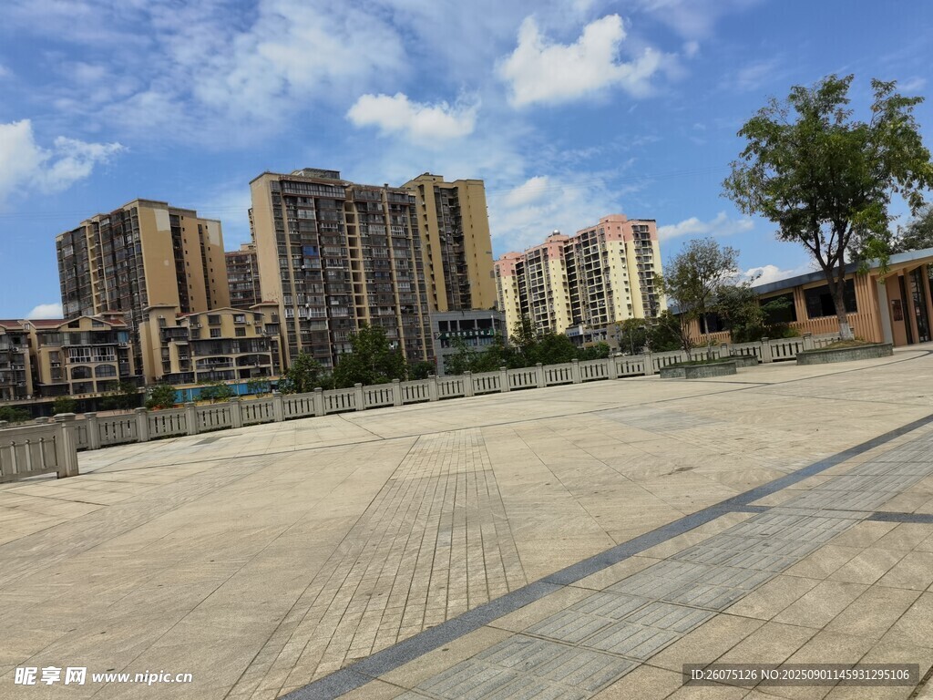 城市廣場旁的現(xiàn)代建筑群