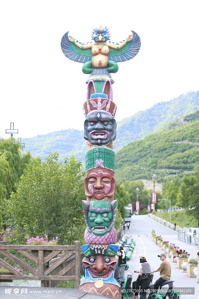 民族特色圖騰柱景觀