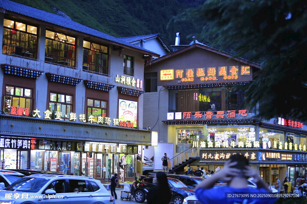 小鎮(zhèn)夜景  燈火璀璨的街道