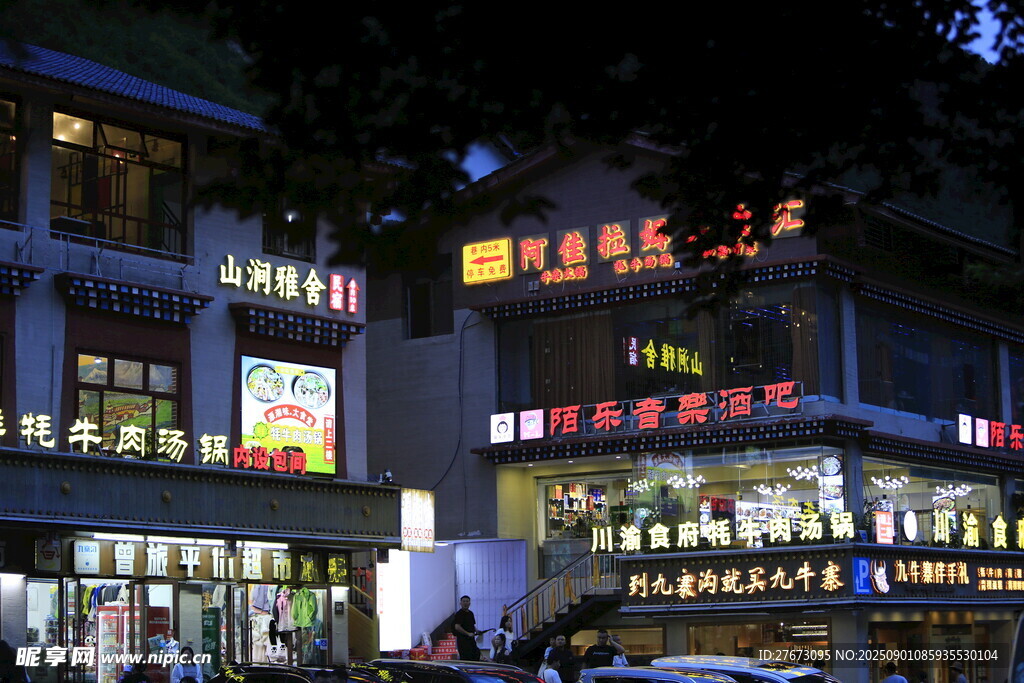 城市夜晚熱鬧的商業(yè)街景