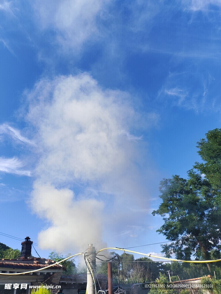 屋頂冒出大量白色煙霧