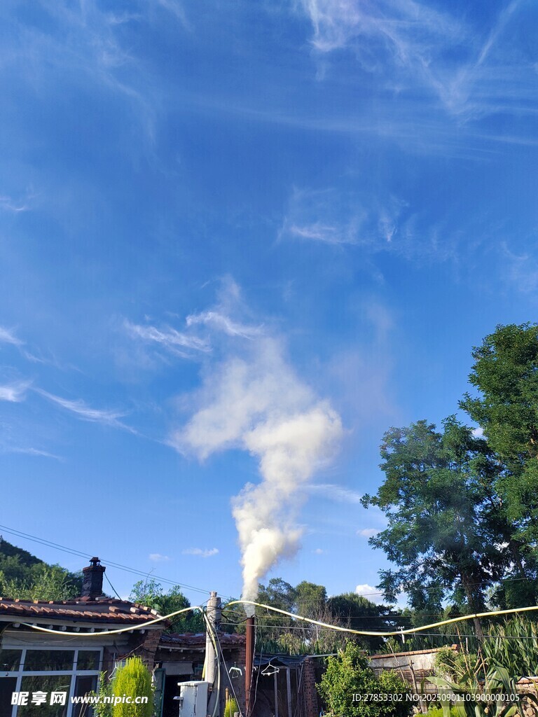 鄉(xiāng)村煙囪炊煙裊裊景象