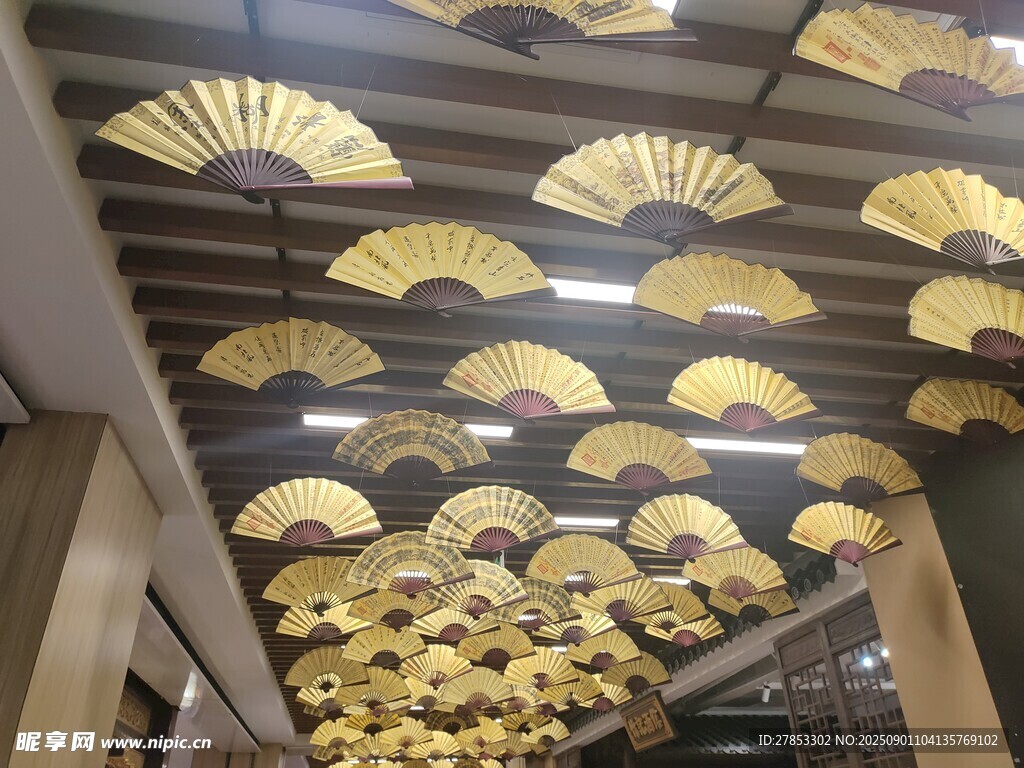 金色折扇裝點(diǎn)的別致天花板
