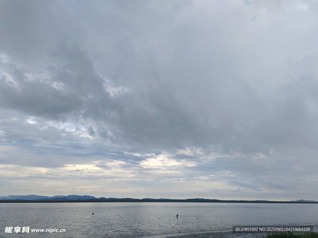 陰云籠罩下的平靜湖面