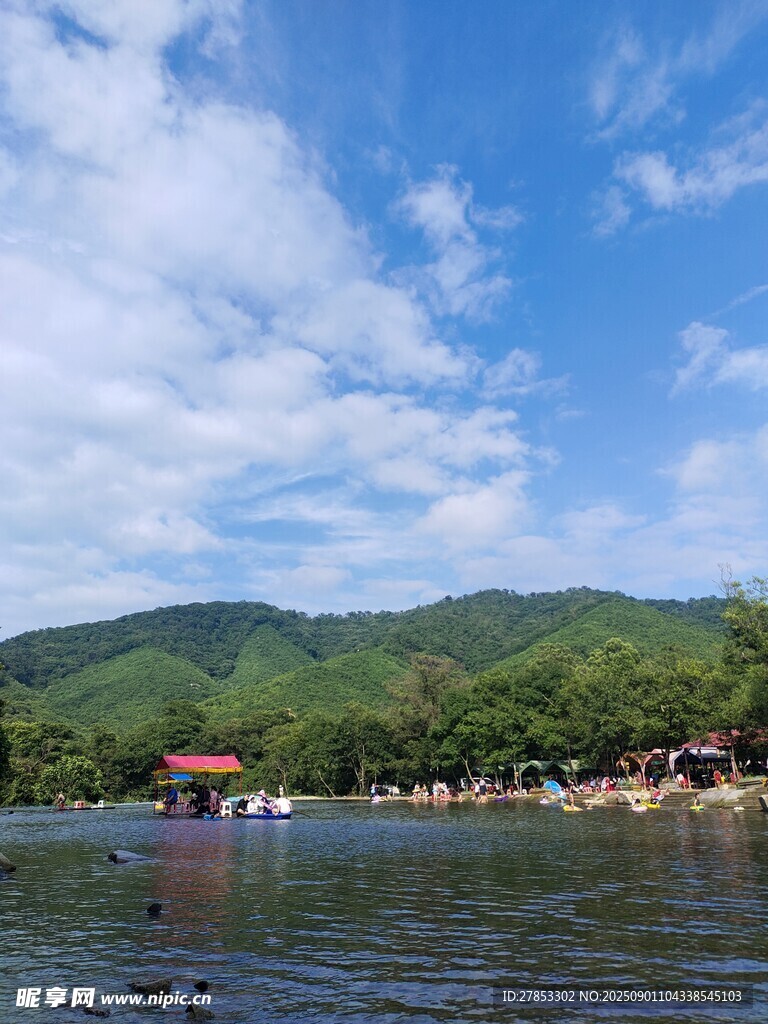 湖畔青山美景