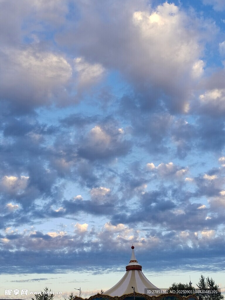 天空下的尖頂建筑與云彩
