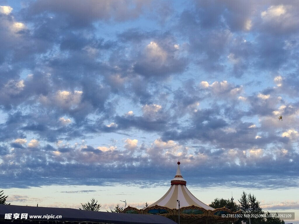 天空下的尖頂建筑