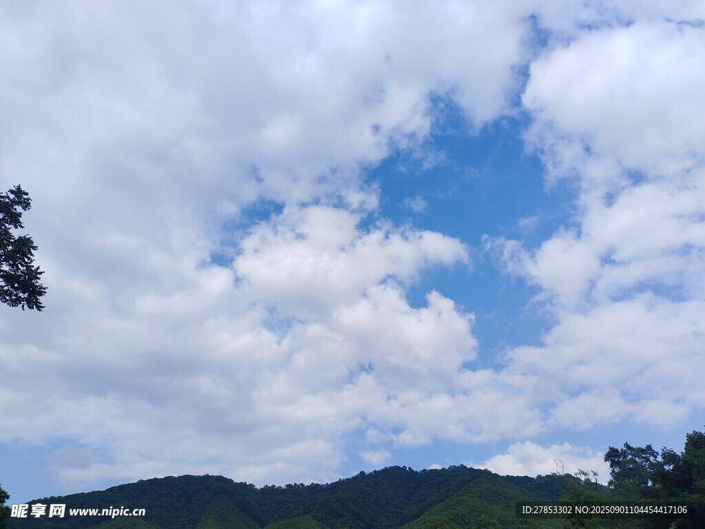 藍(lán)天白云下的山巒美景