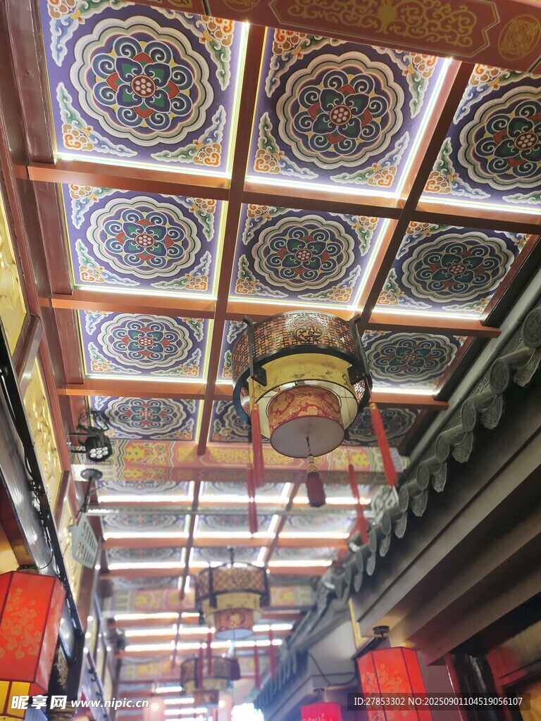 中式傳統(tǒng)店鋪的精美天花板