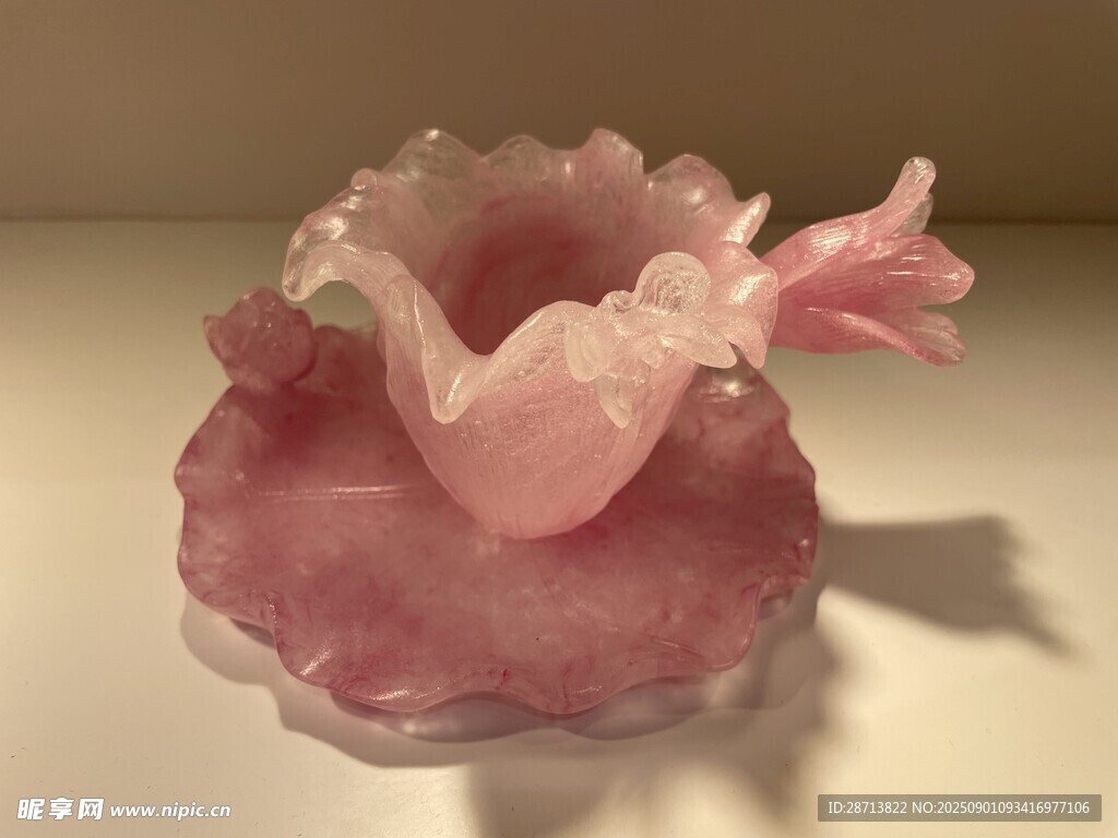粉色雕花琉璃工藝品