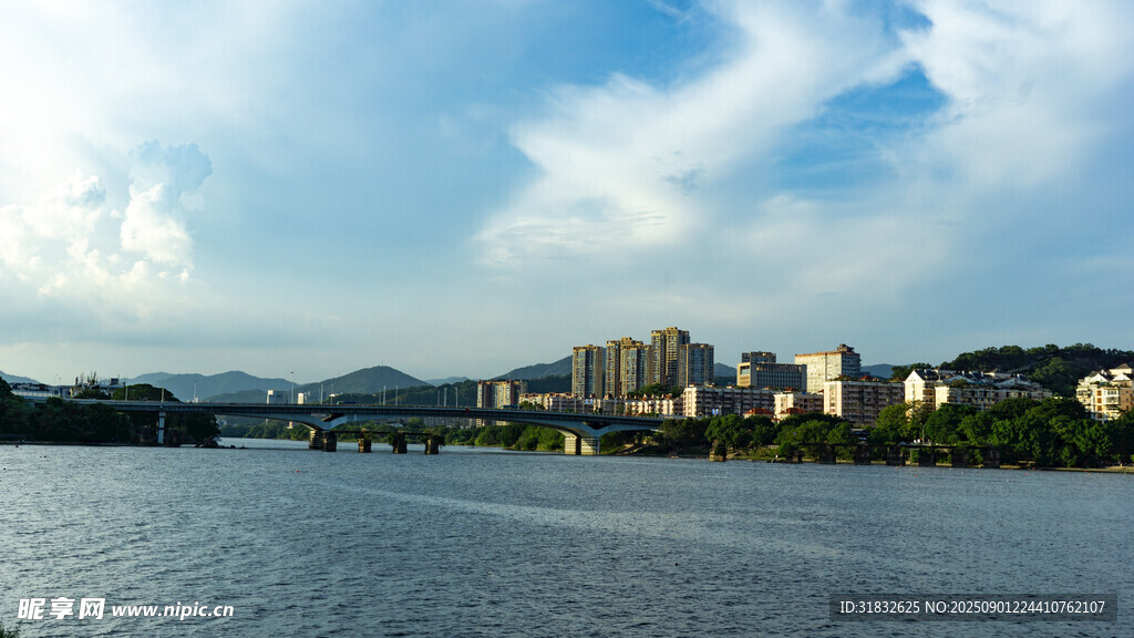河畔城市風光美景