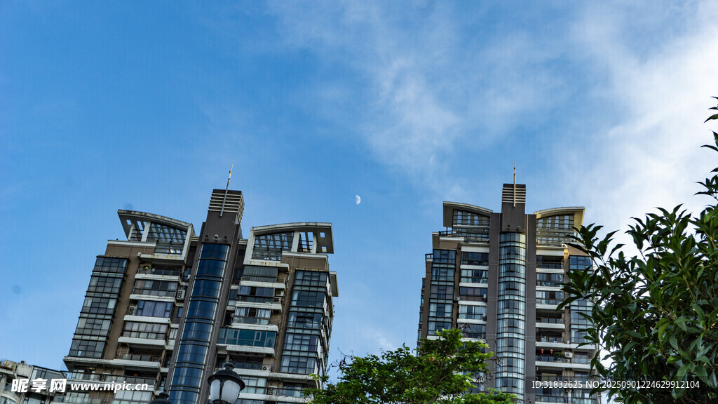 城市高樓與藍(lán)天綠樹(shù)景觀
