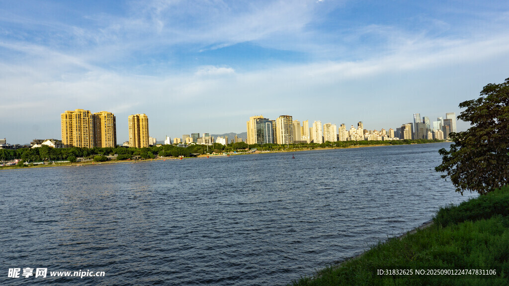 湖畔城市風(fēng)光
