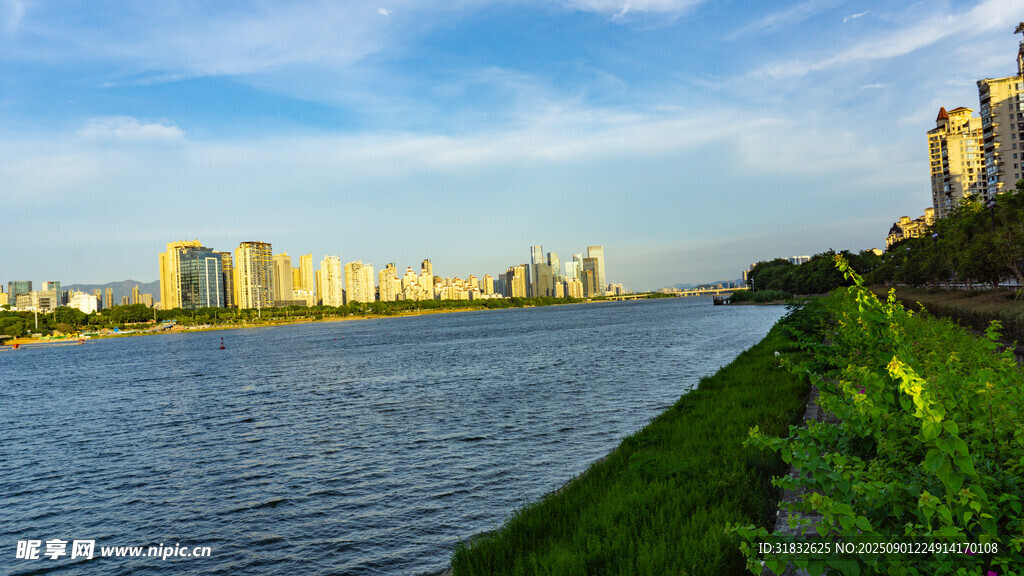 河畔城市風光