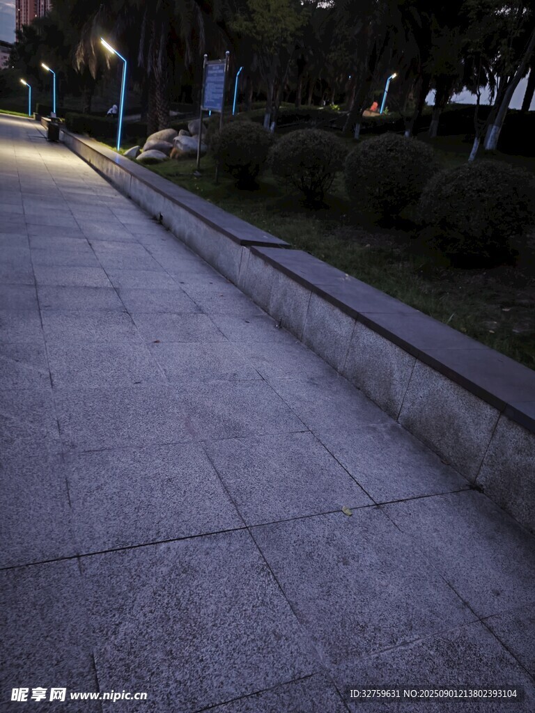 夜晚靜謐的城市步道