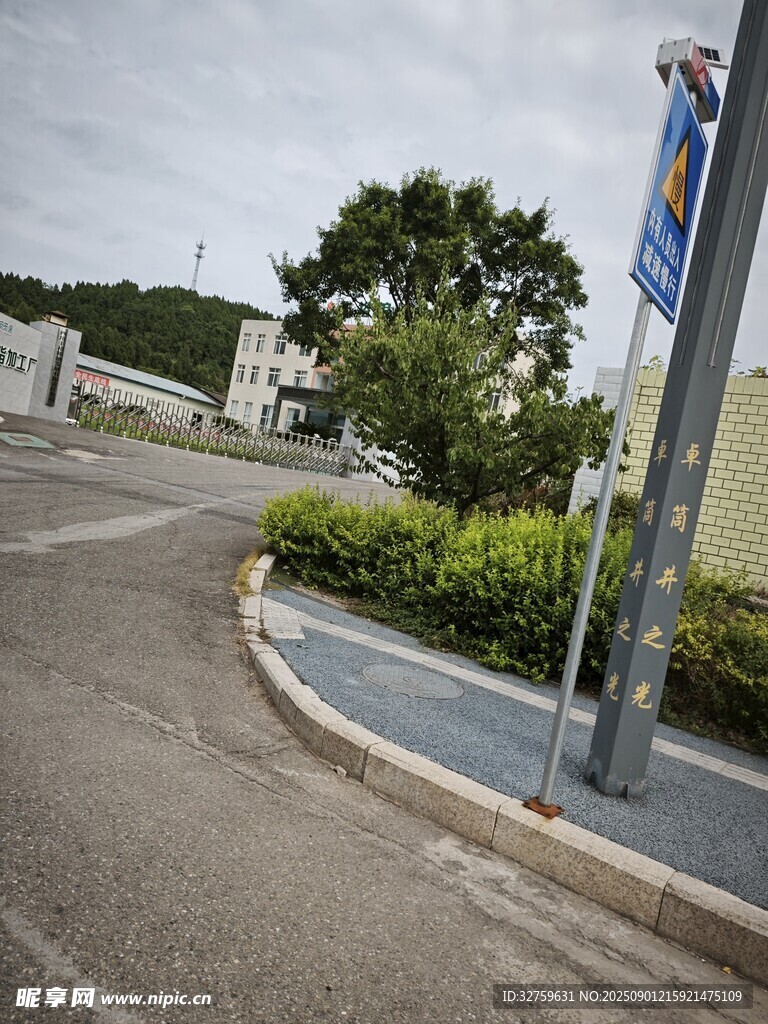 道路轉(zhuǎn)角處的景致