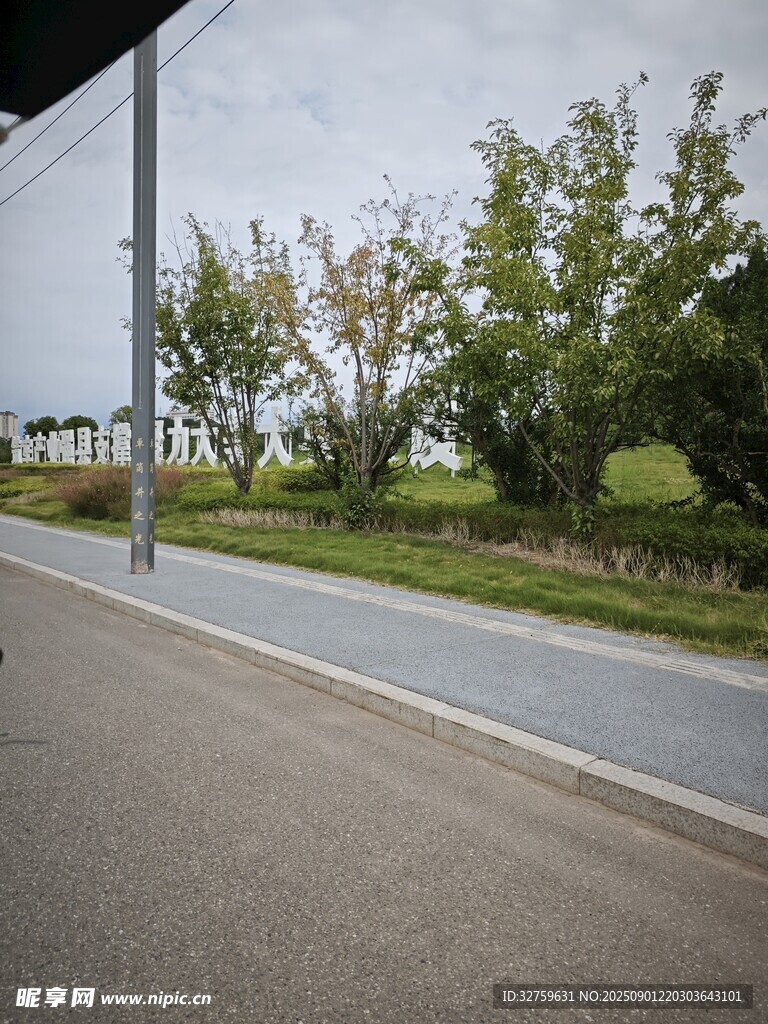 鄉(xiāng)村旁的寧靜道路