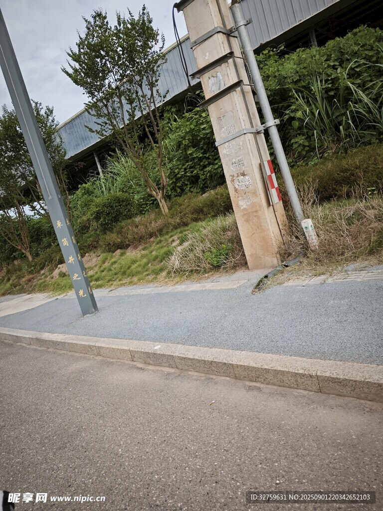 路邊人行道旁的金屬立柱