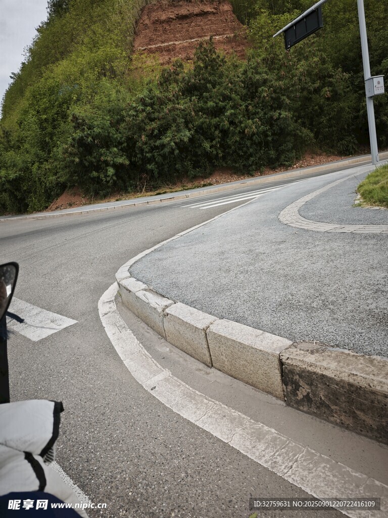 公路彎道處的車輛與綠植