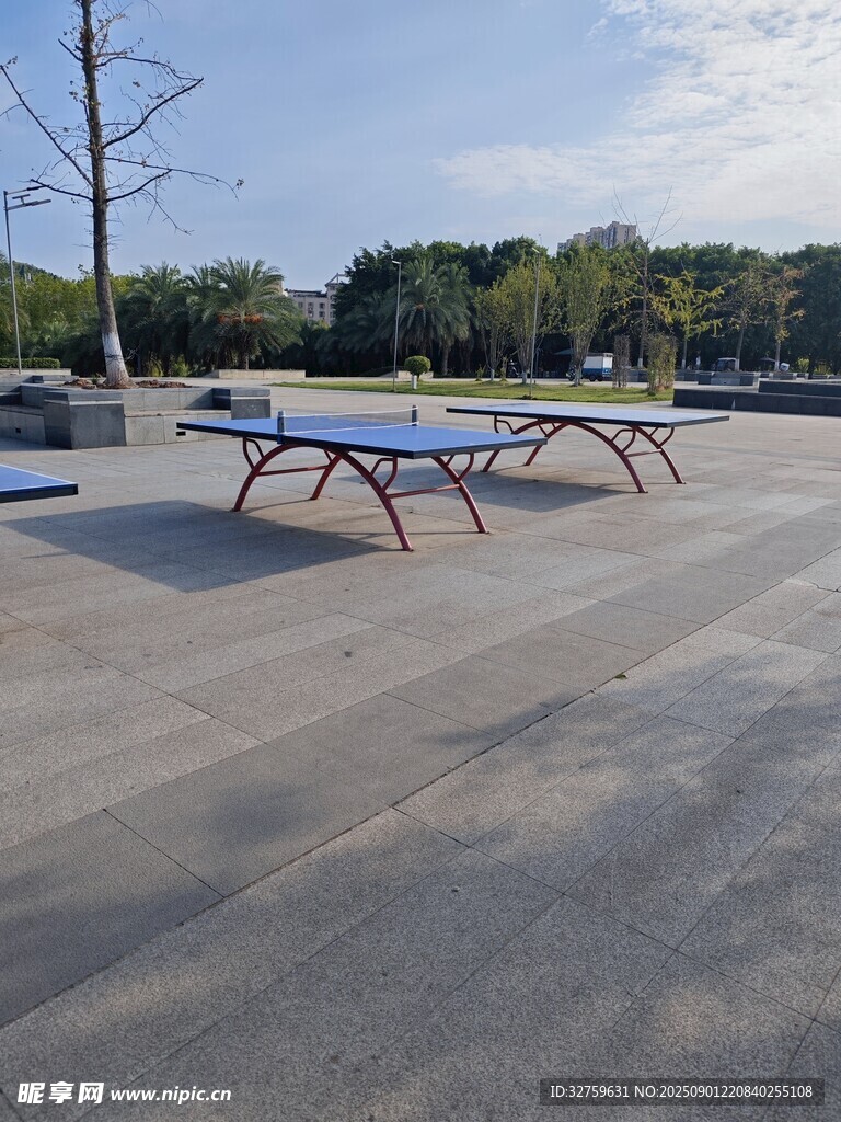 戶(hù)外空曠場(chǎng)地的休閑桌椅