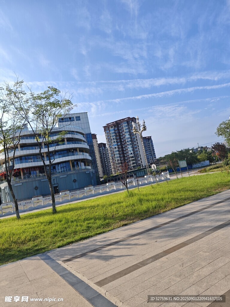 城市中開闊道路旁的現(xiàn)代建筑