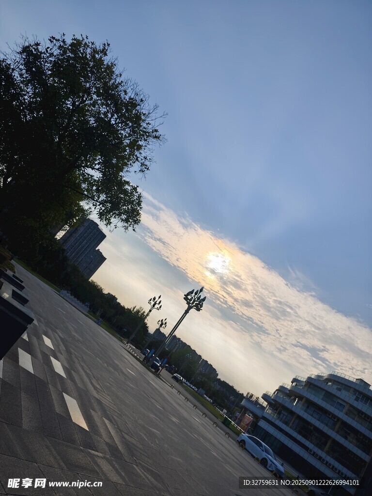 城市道路邊的晴朗天空