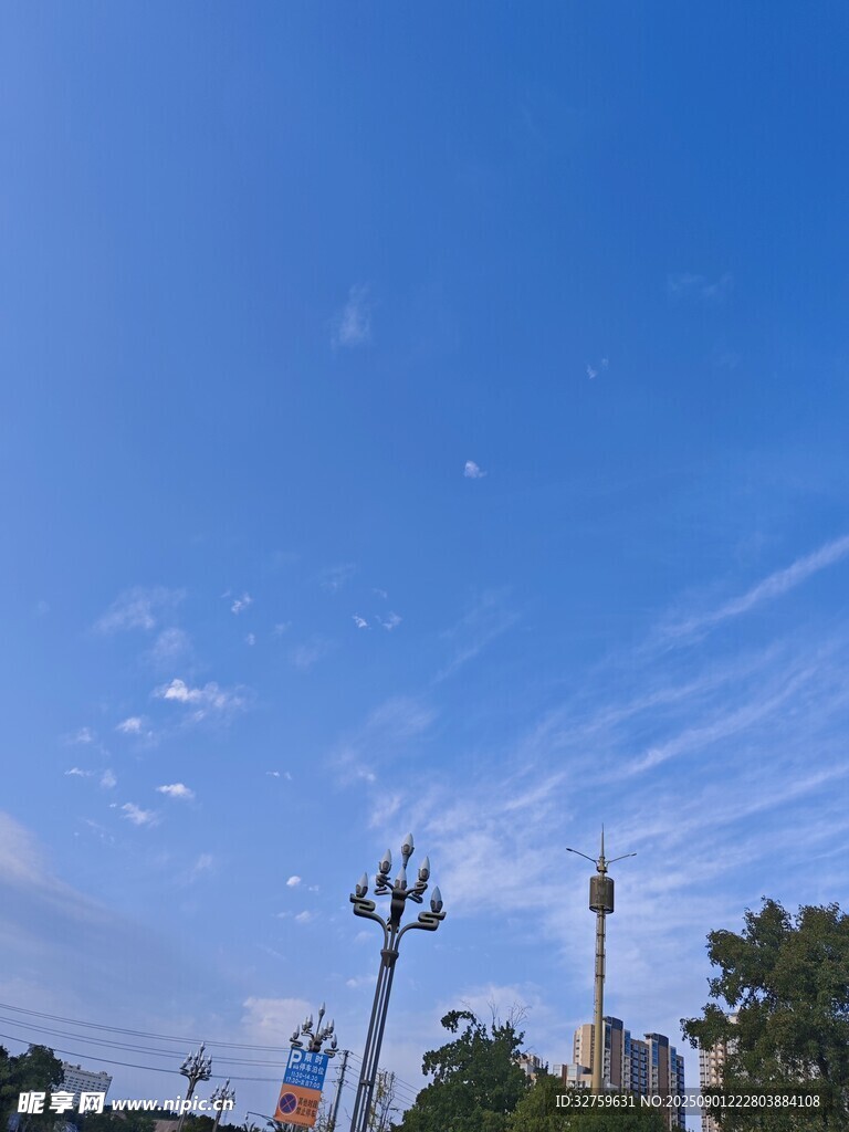 藍(lán)天之下的城市景觀