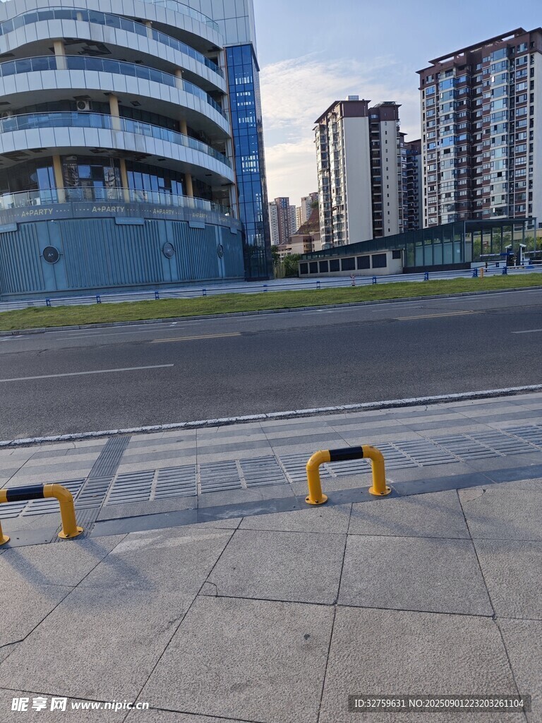 城市道路旁的防護(hù)設(shè)施