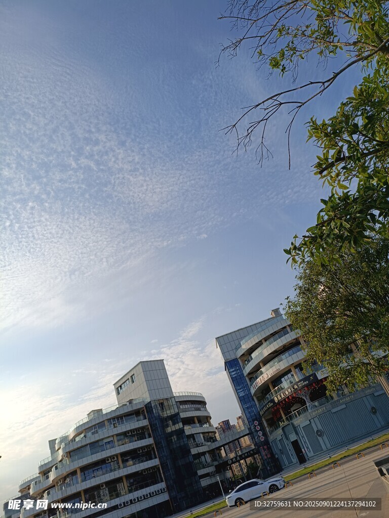 現代城市建筑與晴朗天空