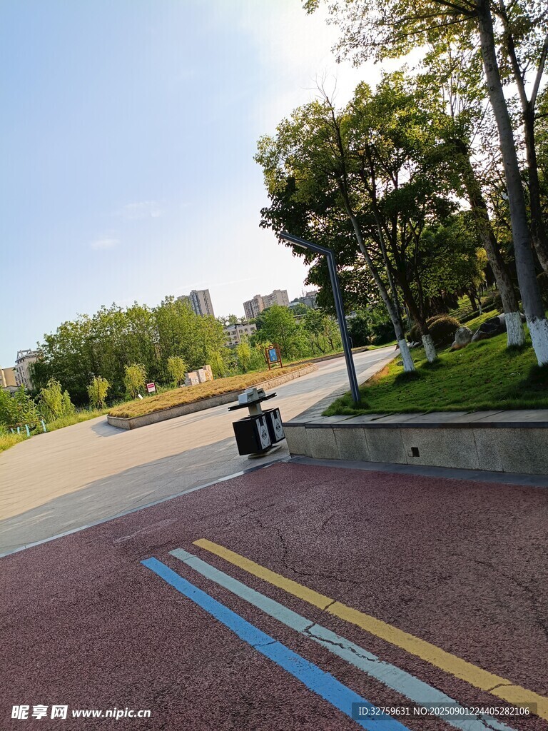 戶外彩色道路騎行場景