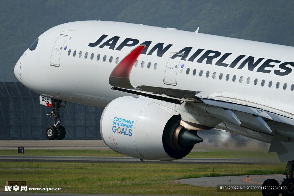 日本航空公司飛機(jī)起飛瞬間