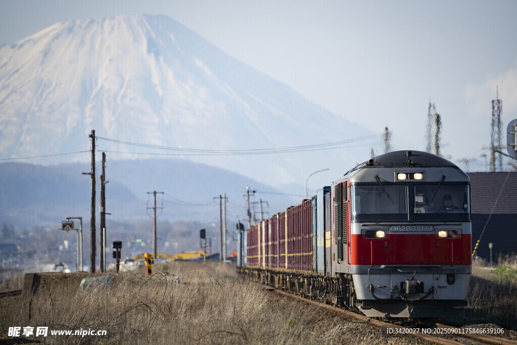 富士山下行駛的貨運(yùn)列車
