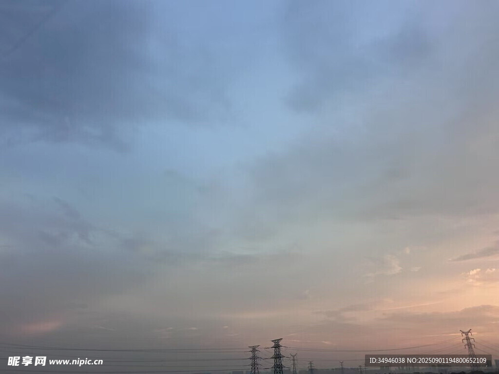黃昏時(shí)分的天空與電線