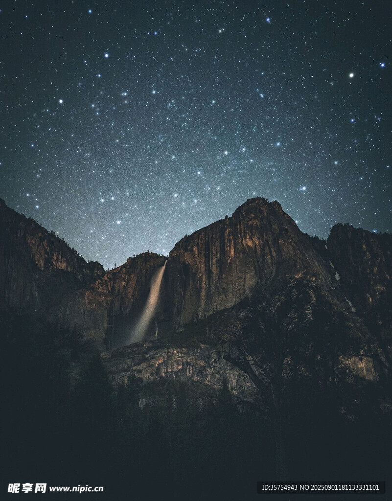 星空下的壯麗山巒
