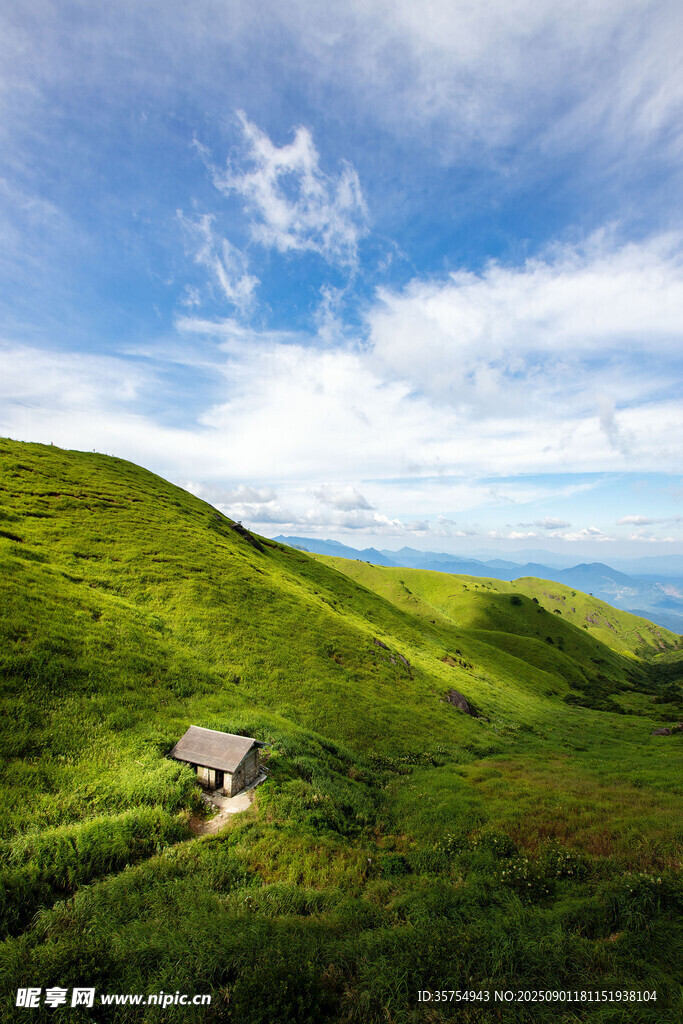 山間小屋綠野藍(lán)天美景