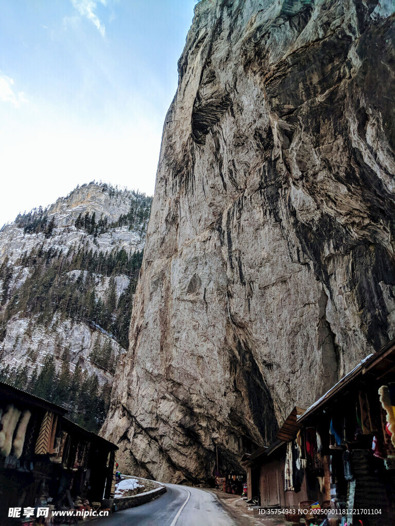 山間村落旁的雄偉峭壁