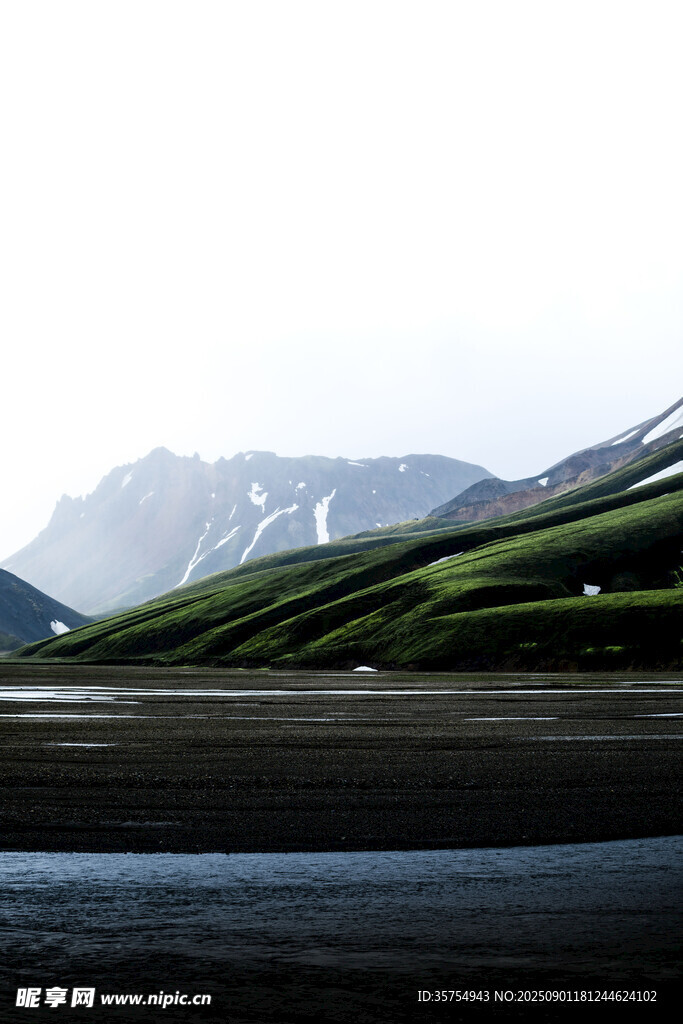 山間綠野寧靜的自然景致