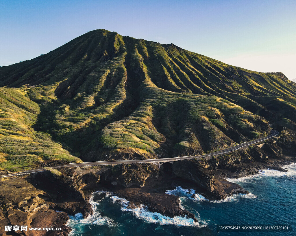 海岸邊的翠綠山巒