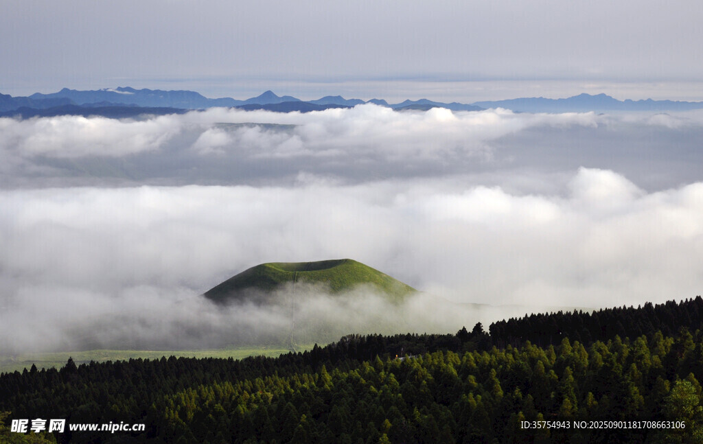 云海環(huán)繞中的孤峰美景
