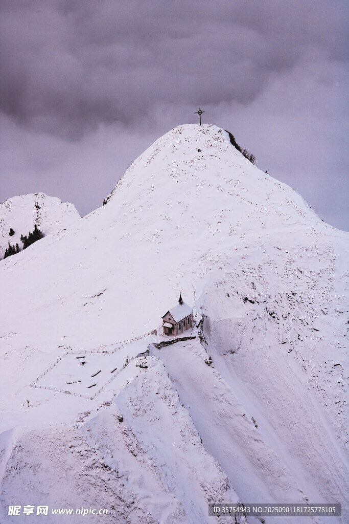 雪山之巔的壯麗景致