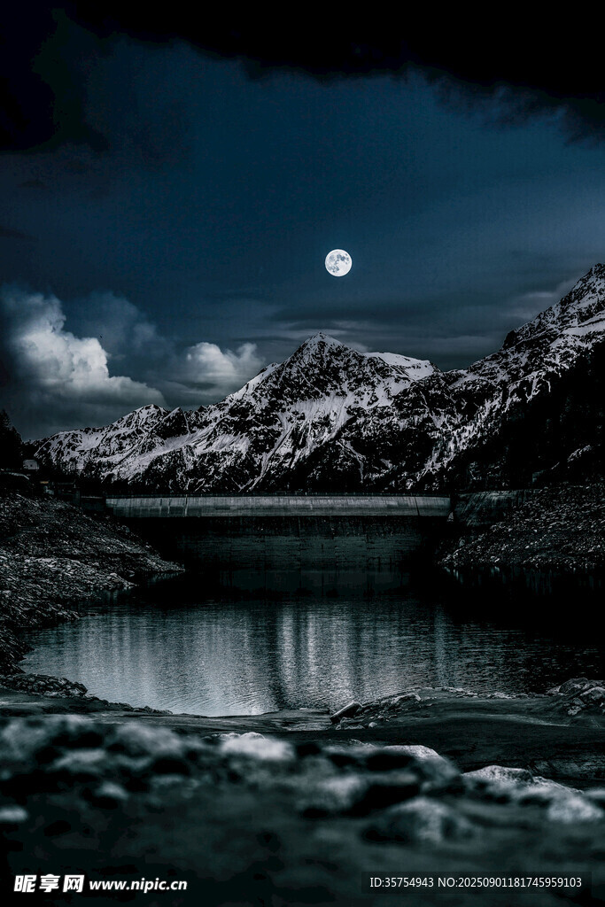 月夜下的靜謐山水湖景