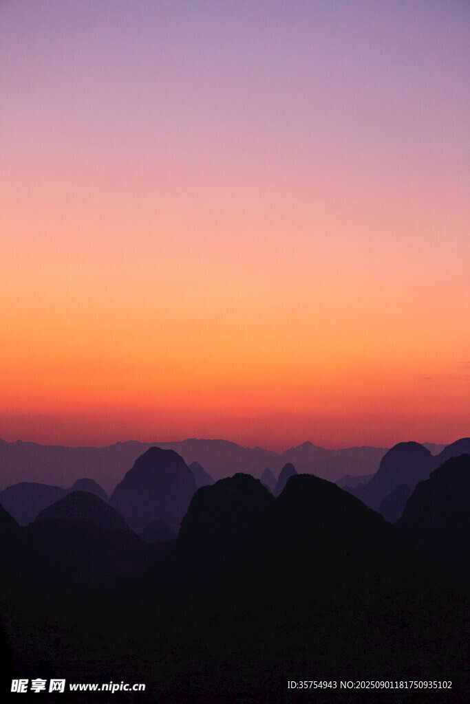 山間絢麗日落美景