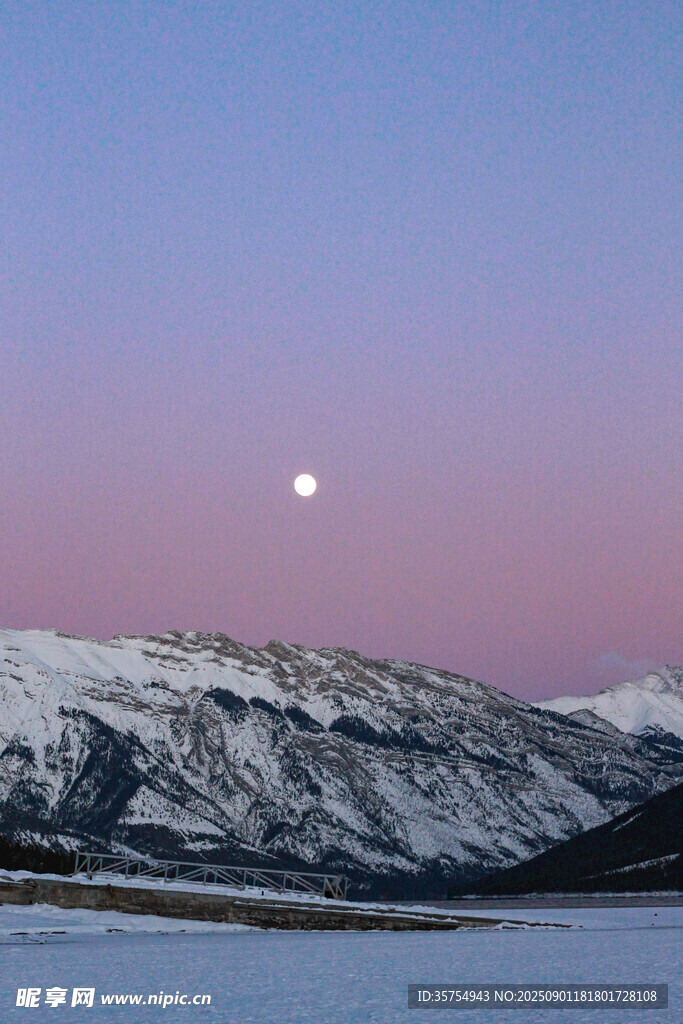 雪山月夜美景
